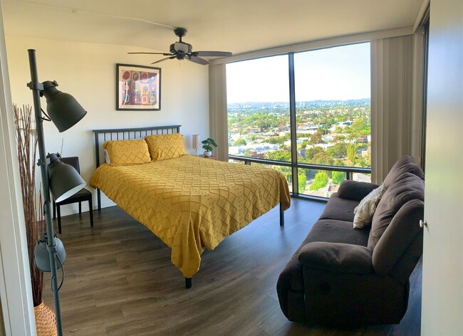 Bedroom with comfy queen bed and couch - 4337 Marina City Dr