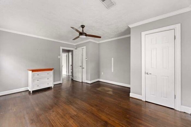 Building Photo - 827 W 43rd St