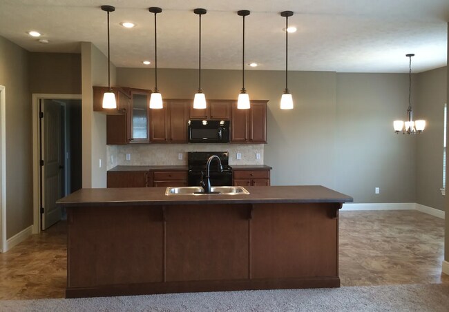 Building Photo - Fully Fenced 4 Bedroom Home - Pearson Park/Strafford MO $500 Move In Credit