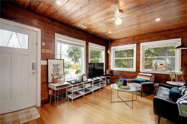 Building Photo - 209 E Live Oak St