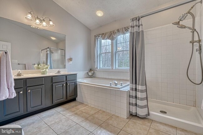 Building Photo - 206 Colgate Dr