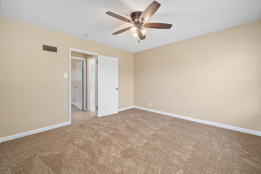 Building Photo - 447 Olian Dr