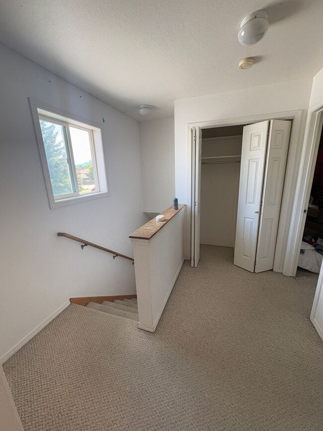 Building Photo - Classic 3 Bedroom 2 Bath Home with Attache...