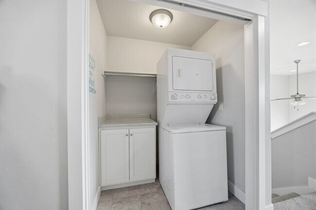 Building Photo - Stunning townhome on Sleepy Ridge