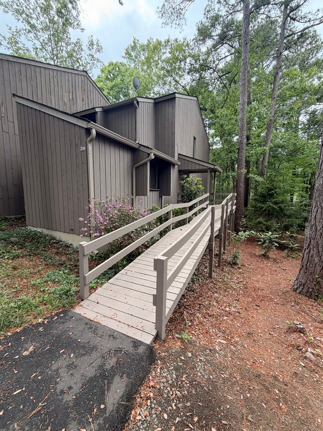 Building Photo - 216 Ridge Trl