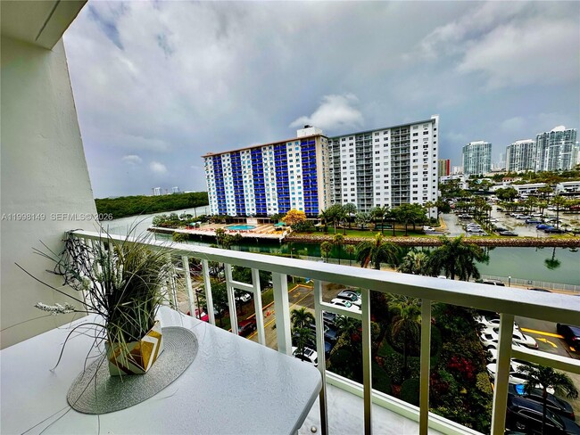 Building Photo - 500 Bayview Dr