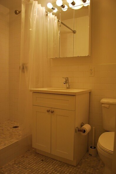 Building Photo - 165 E 89th St