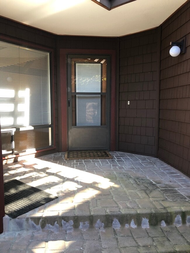 Building Photo - Furnished Short Term Rental!! 2 bedroom 2 bath, WiFi and Garbage included!