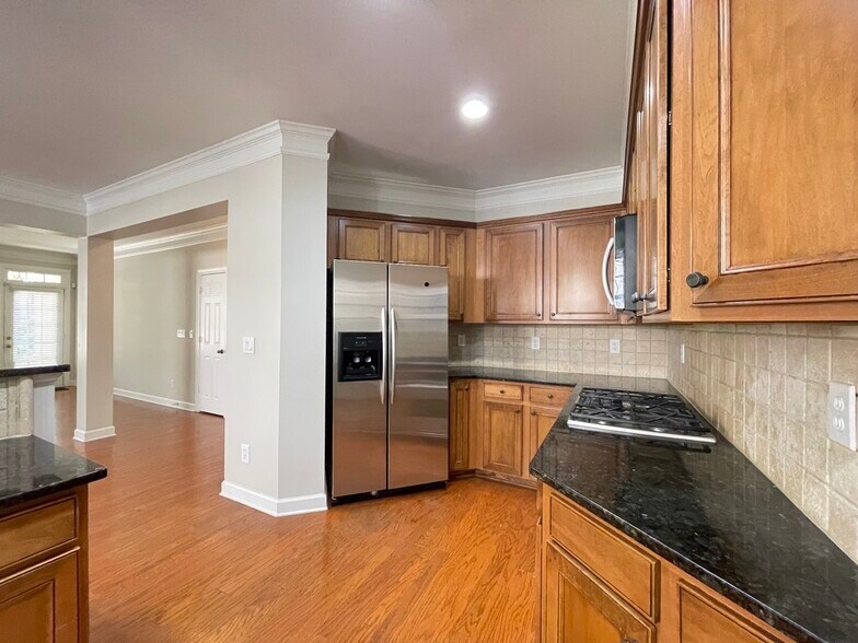 Building Photo - 2650 Royston Dr