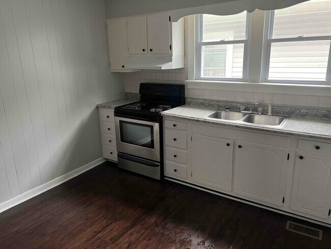 Building Photo - 302 McCoy St