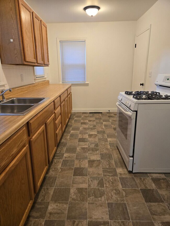 Building Photo - 3 bedroom 1 bath ranch home on a quiet dea...