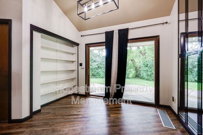 Building Photo - 1382 Hickoryview Ct