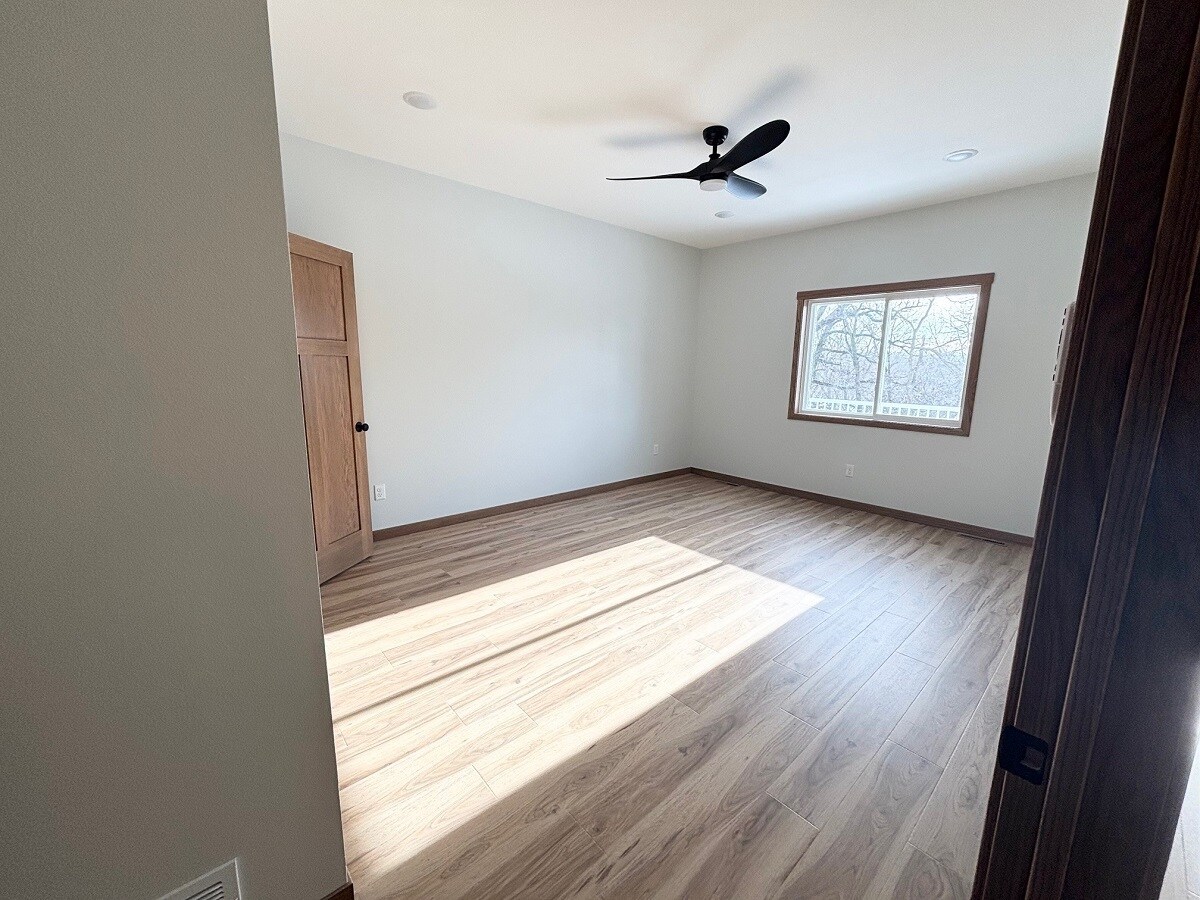 Building Photo - 577 Main St W