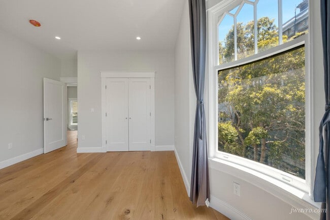 Building Photo - 439 Oak St