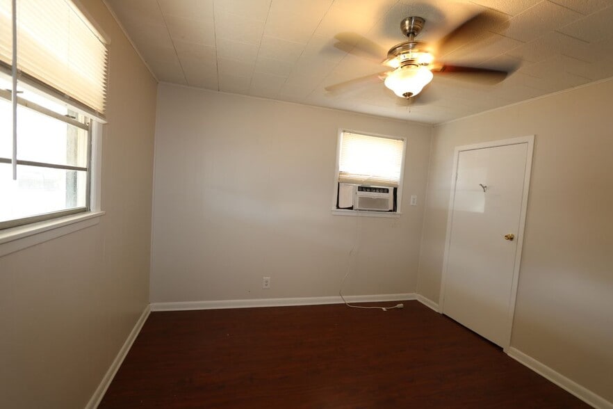 Building Photo - 10521 Alan St