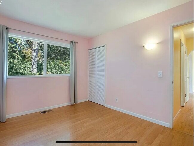 Building Photo - 1005 NE Newall Rd