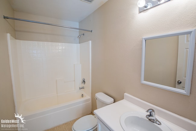 Building Photo - Spacious and Lovely Two-Story 3Bdm 2.5Ba Home in Centennial.