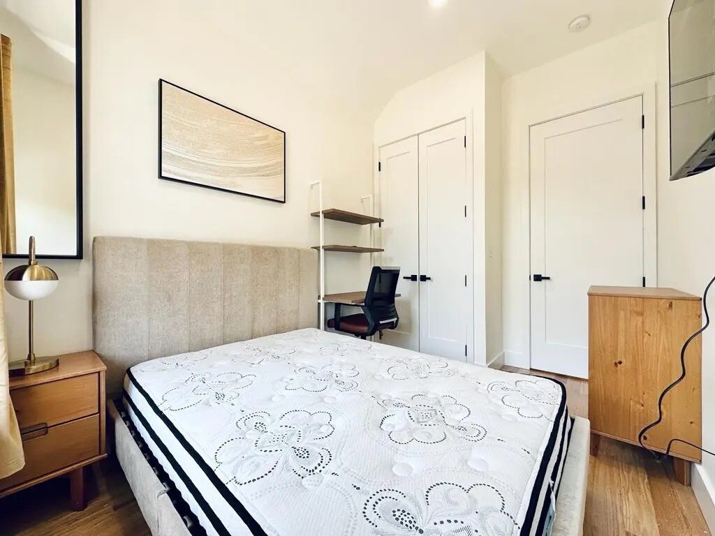 Building Photo - Furnished room/NOT APARTMENT