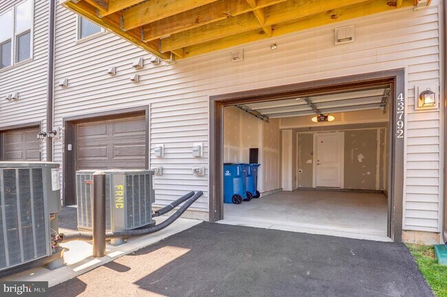 Building Photo - 43792 Middleway Ter