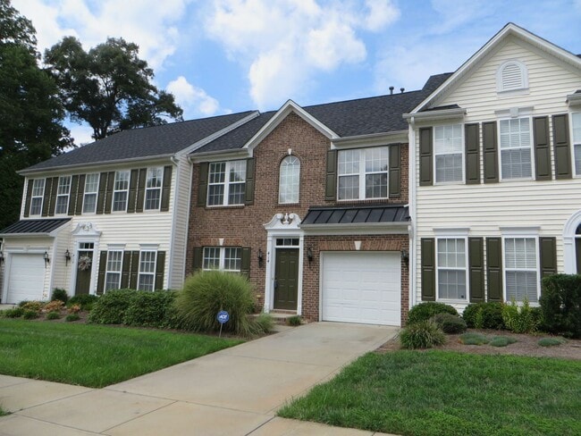 Building Photo - Great 3 Bed 2.5 bath townhome in Sunset Po...