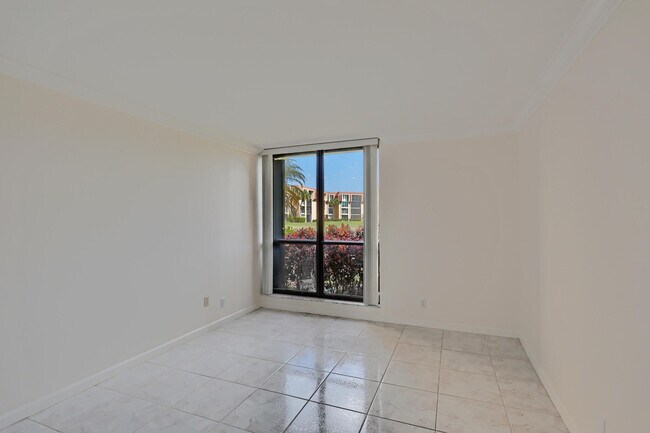 Building Photo - 5390 Woodland Lakes Dr