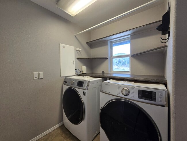 Building Photo - Beautiful Quemazon Home (5085 Alegria)
