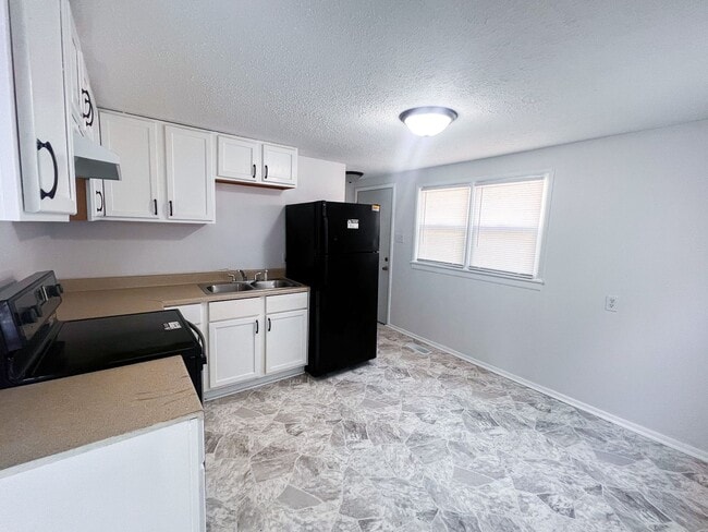 Building Photo - 2833 E Vermont St