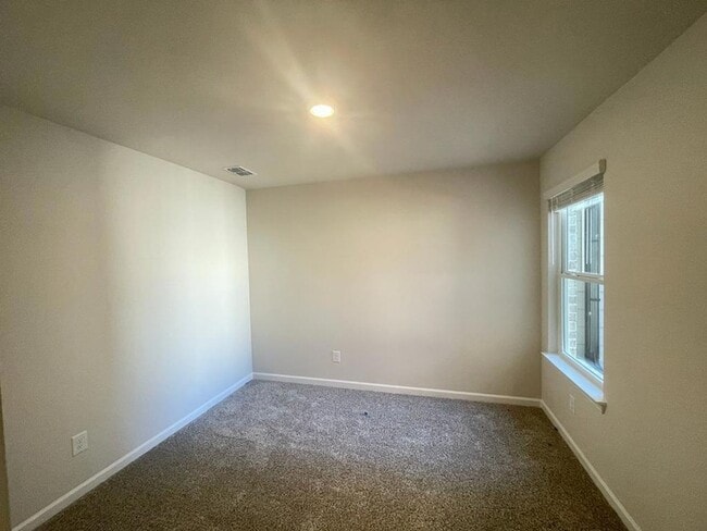 Building Photo - 373 Timberland Ave