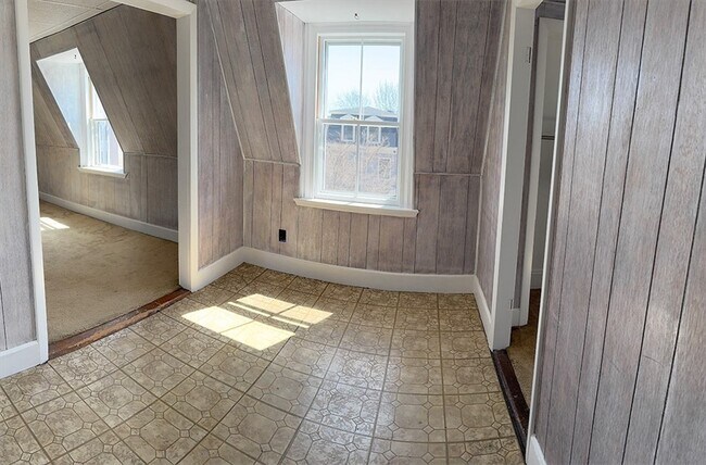 Building Photo - 11 Centre Ave