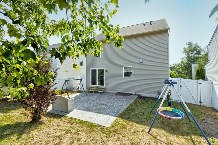 Building Photo - 7044 Lennox Ave