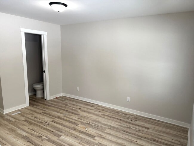 Building Photo - Elizabeth - 321/323