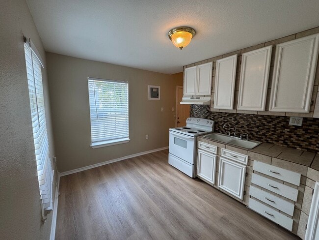Building Photo - Stylish and Spacious 4-Bedroom Home PLUS C...