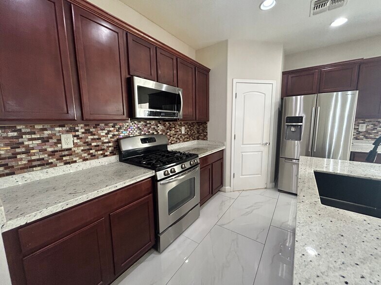 Building Photo - 10765 W Avenida del Rey