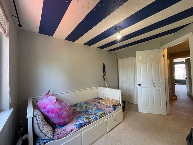 Building Photo - Charming Rock Creek 3 Bed 2.5 Bath - Centr...