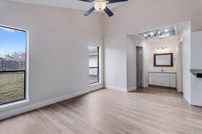 Building Photo - 985 Crossbill St