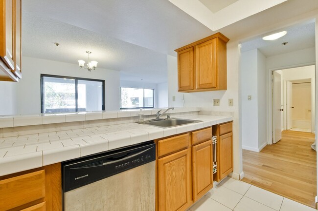 Building Photo - Beautiful and Spacious 1BR 1BA Condo in Pa...