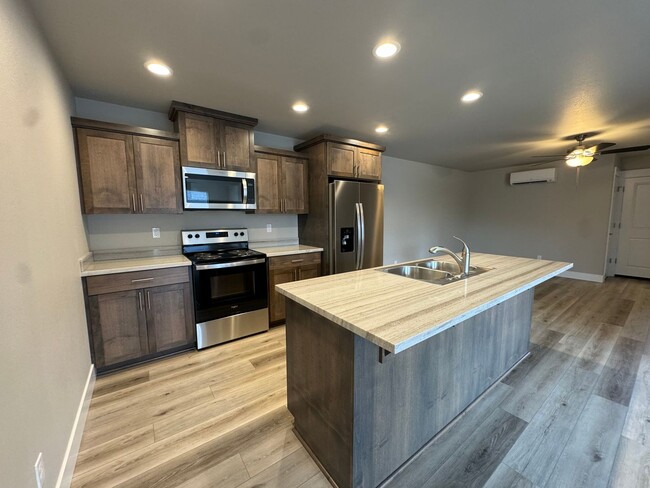 Building Photo - Green Area 3-Bedroom, 2-Bath Duplex with Garage