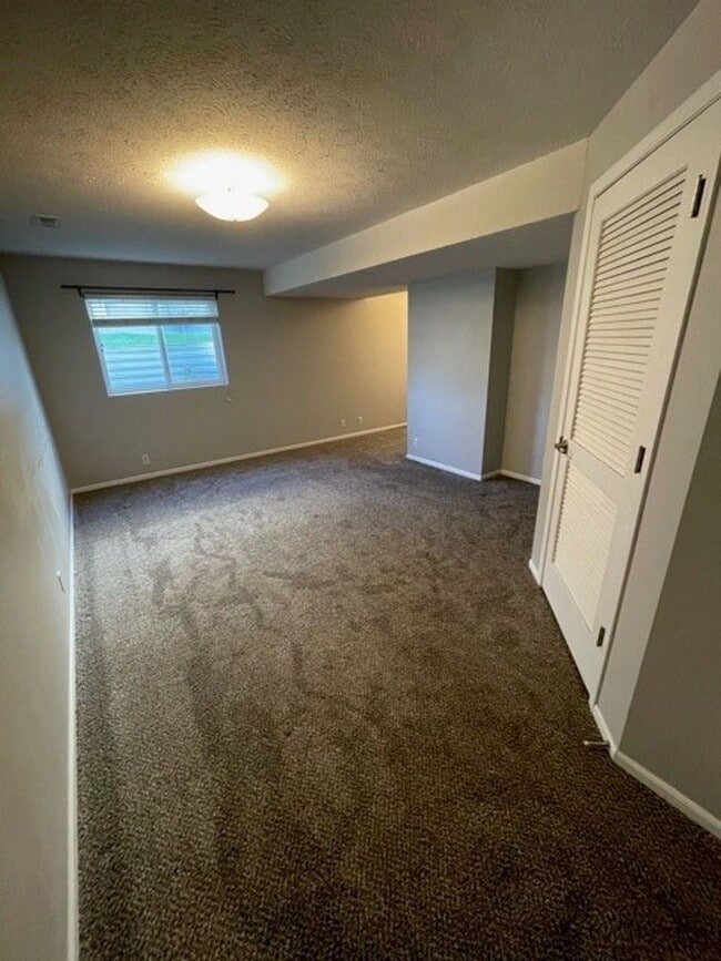 Building Photo - Beautifully Updated Papillion Townhome Nea...