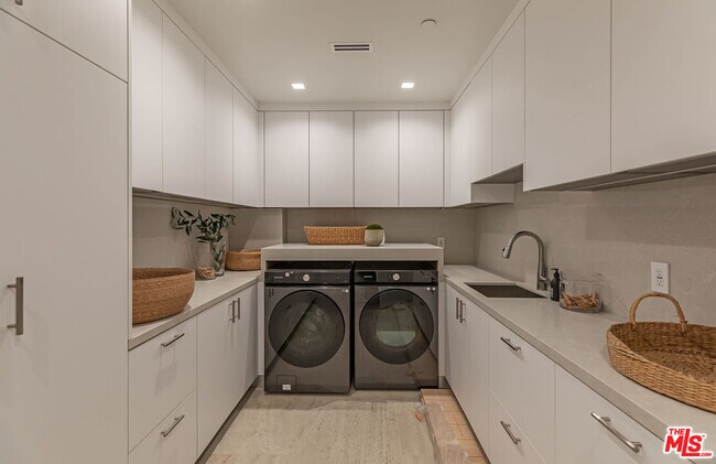 Building Photo - 409 21st St