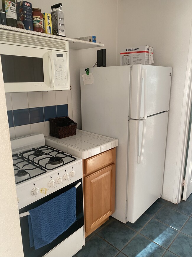 Kitchen w/ fridge, gas stove/oven, Microwave - 117 Bay Shore Ave