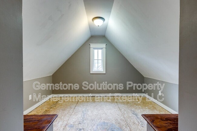 Building Photo - 210 38th Ave N