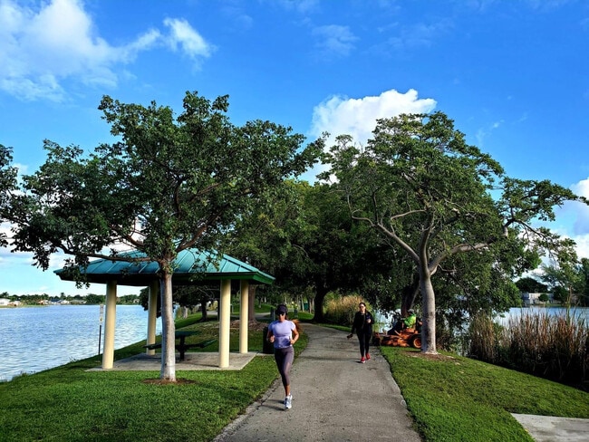 Building Photo - 120 Royal Pk Dr