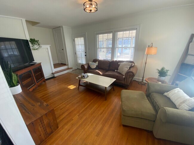 Building Photo - 930 E 56th St