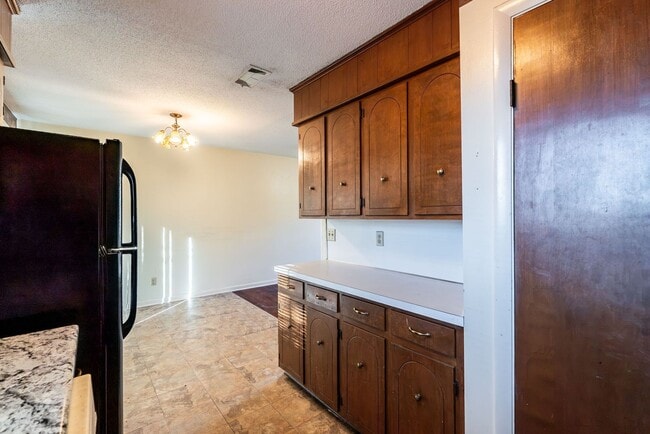 Building Photo - 6104 Meadowbrook Ln