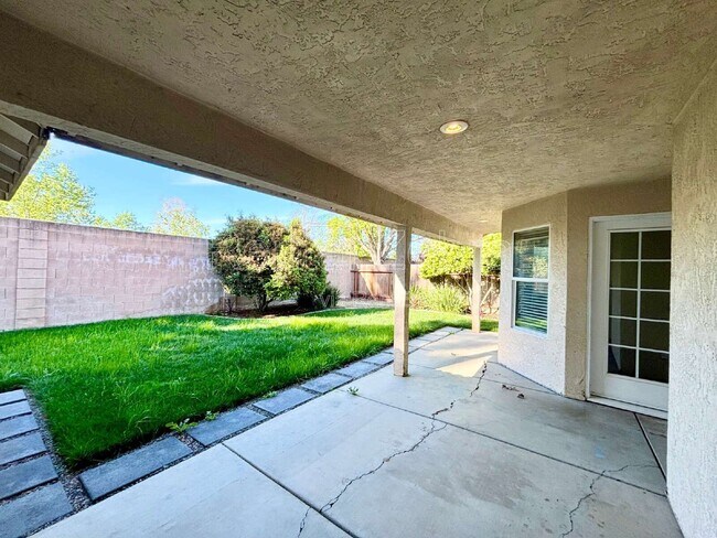 Building Photo - 736 Redwing Dr