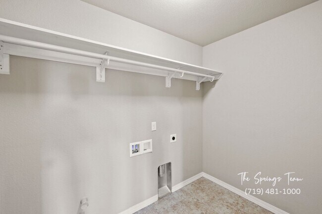 Building Photo - STUNNING 4BD HOME w/ NO ELECTRIC BILL! - Security Deposit Waiver Available