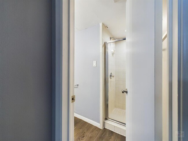 Building Photo - 806 W 24th St