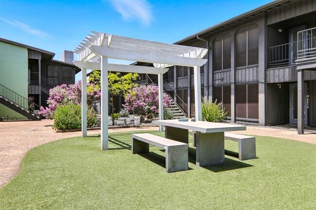 Building Photo - 909 Reinli St