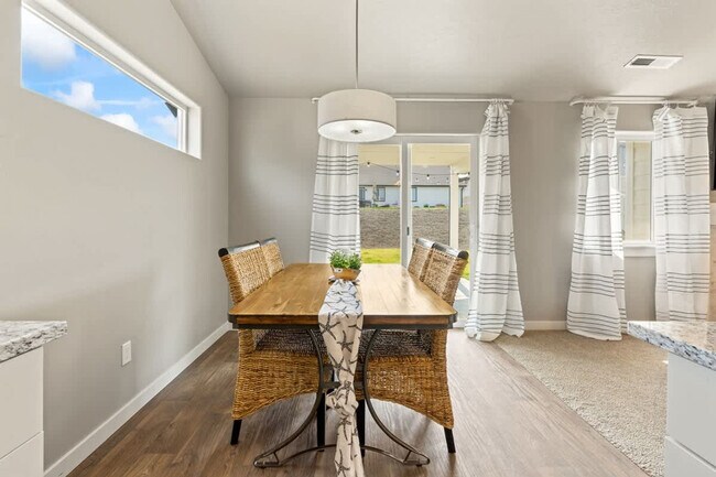 Building Photo - 16730 Suffolk Ave