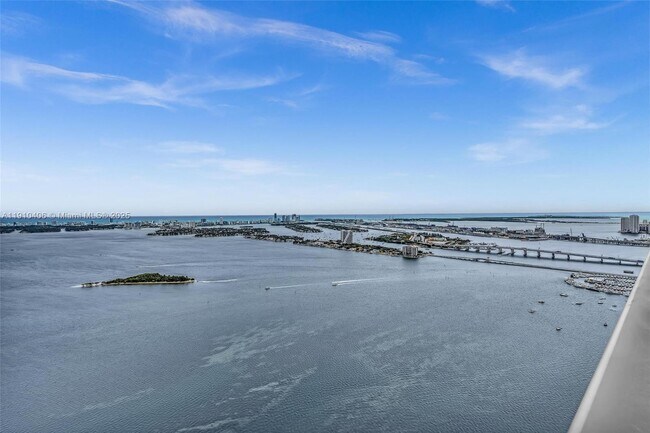 Building Photo - 700 NE 24th St